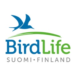 Sininen lintu lentää viheän kaaren päällä. Alla lukee sinisellä bird ja vihrellä life. Harmaalla Suomi Finland.
